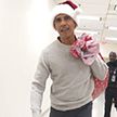 Барак Обама переоделся в Санта-Клауса и раздал подарки пациентам больницы в Вашингтоне