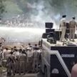 В Индии полиция применила водометы и слезоточивый газ против учителей, которые собрались, чтобы задать вопросы