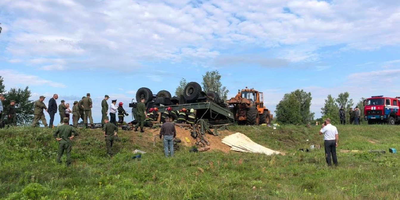 Автомобиль с военными опрокинулся на трассе «Осиповичи–Барановичи»: погибли двое, 14 пострадавших