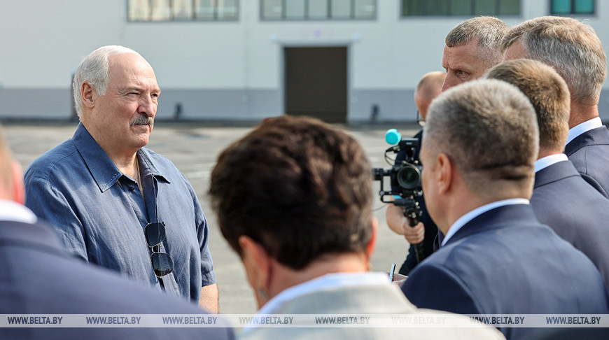 Александр Лукашенко посещае передовую сельхозтехнику в Шкловском районе