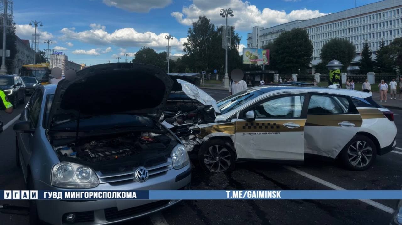 В Минске женщина-водитель повернула направо с четвертой полосы – в ДТП попали пять машин