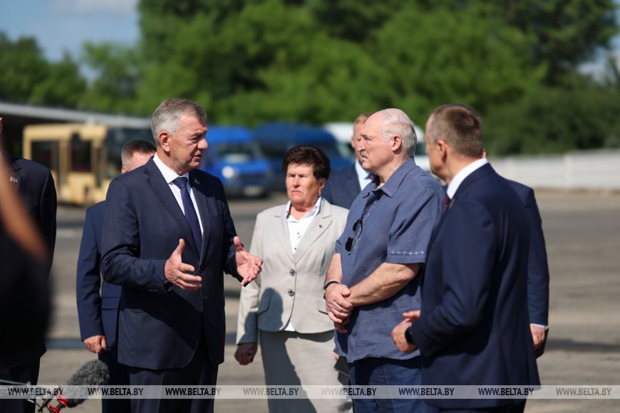 Александр Лукашенко проверяет райагросервис в Шкловском районе