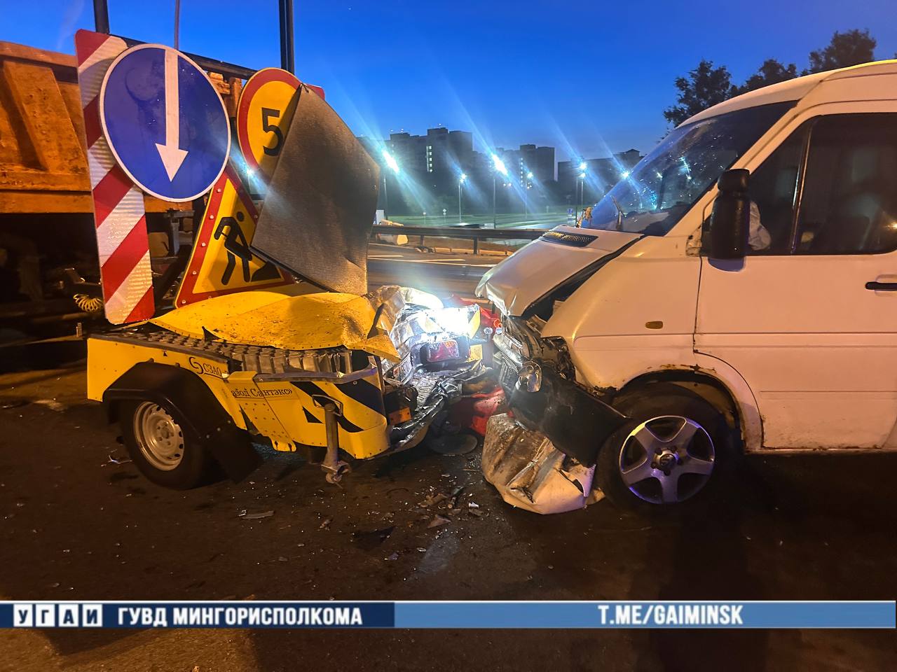 На МКАД водитель уснул за рулем и врезался в прицеп дорожной службы