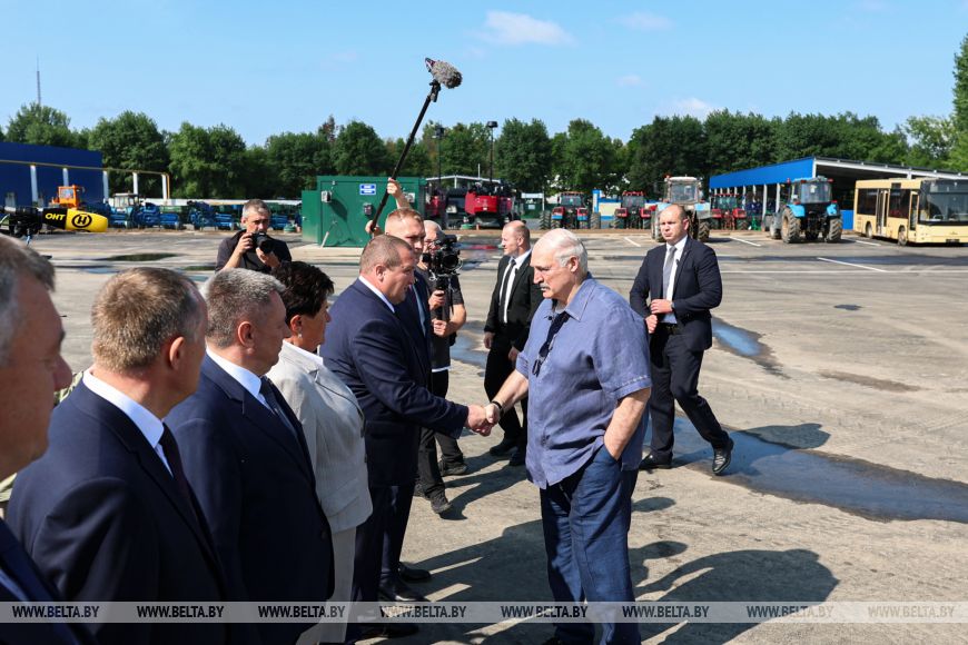 Александр Лукашенко на территории райагросервиса в Шкловском районе