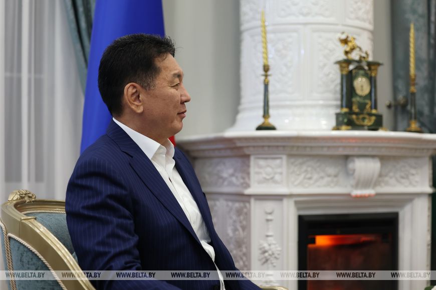Президент Монголии Ухнаагийн Хурэлсух в синем костюме запечатлен в профиль во время встречи в Минске.