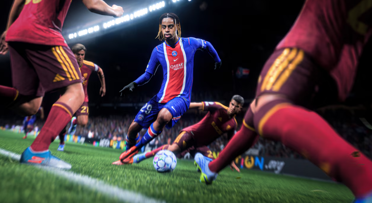 Скриншот из EA Sports FC: Брэдли Баркола в синей форме «ПСЖ» ведет мяч во время матча, обводя соперников в бордово-золотой форме на заполненном стадионе.