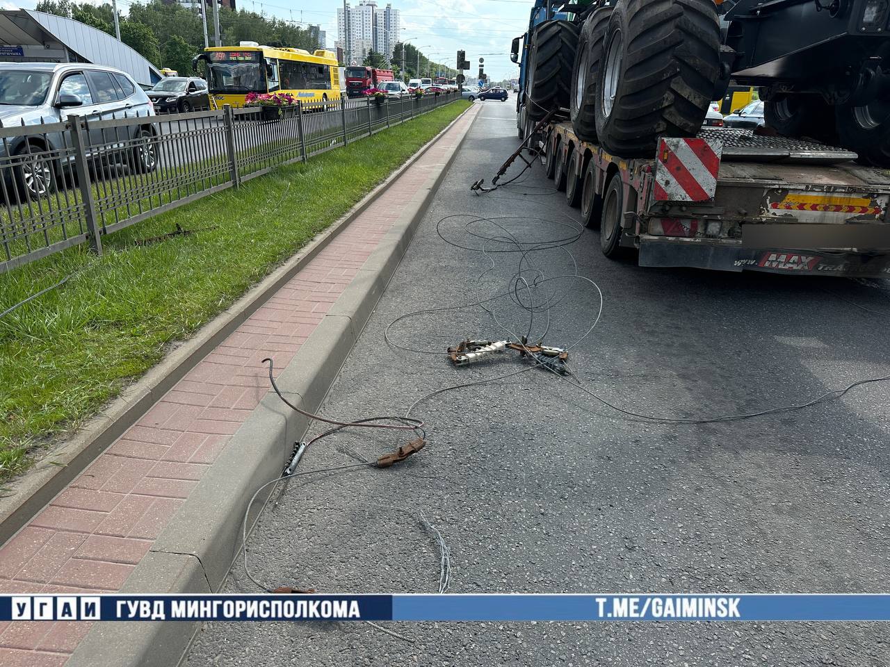 В Минске водитель фуры не рассчитал габариты и порвал контактную сеть