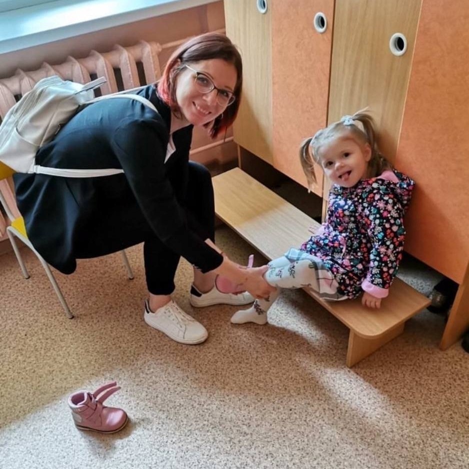 женщина и ее дочка в детском саду