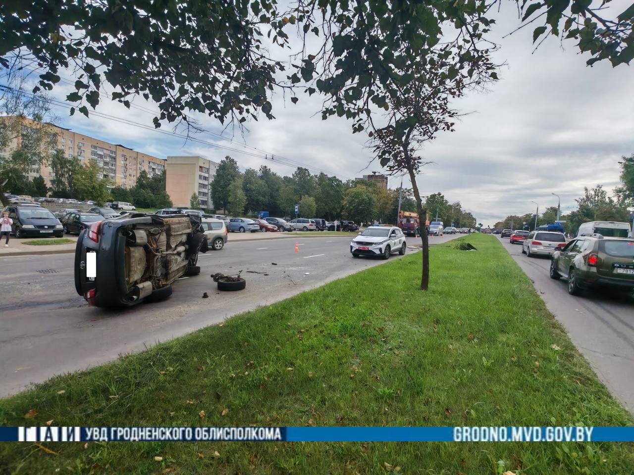В Гродно на улице Болдина столкнулись три авто – Toyota перевернулась, водитель в больнице