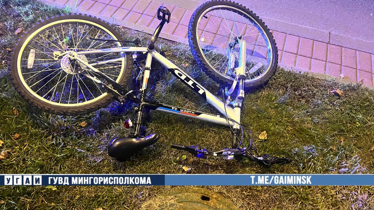 велосипед лежит на земле рядом с тротуаром на траве - ребенка сбили в минске