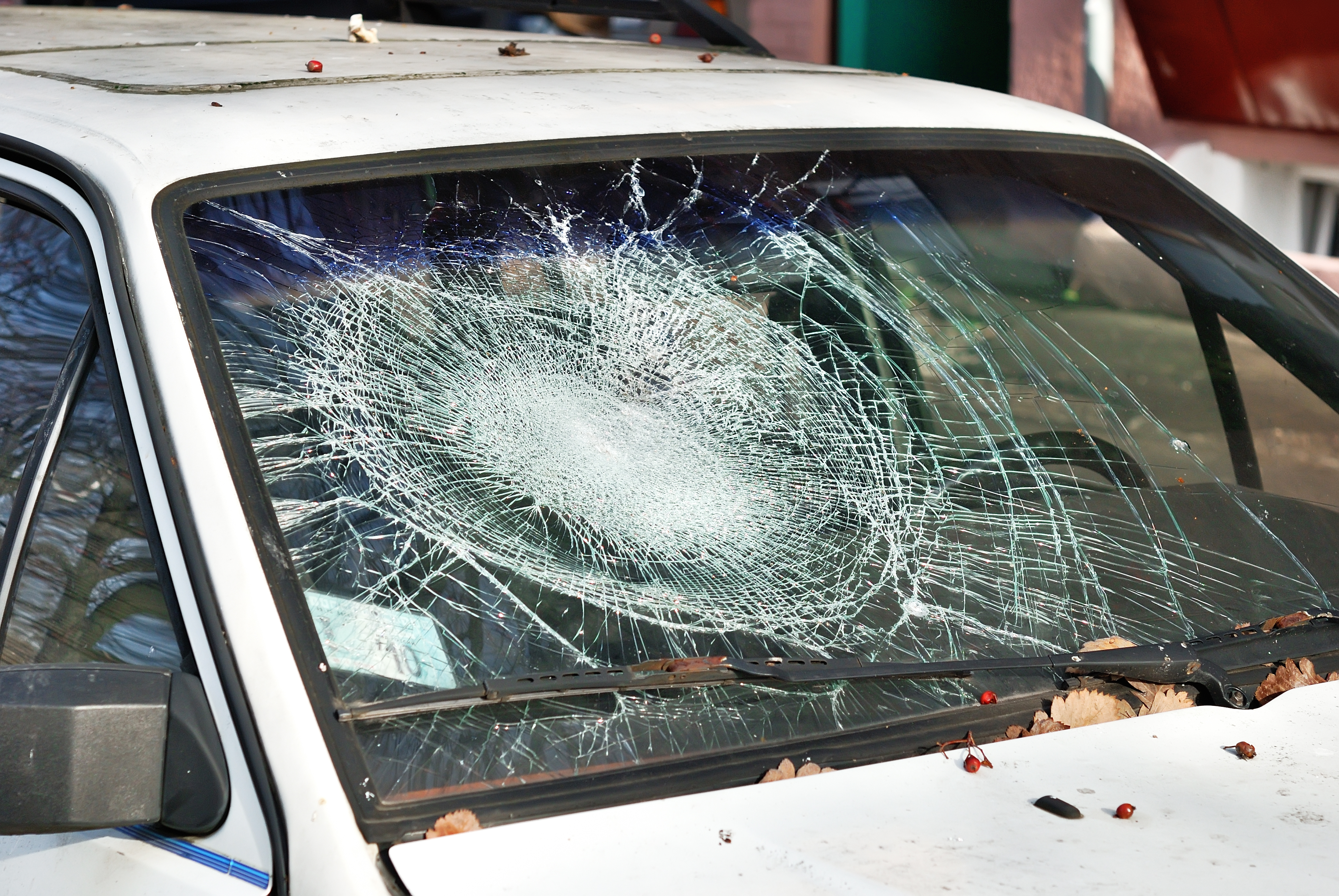 Задать разбитый. Разбитое лобовое ВАЗ 2109. Разбитое стекло автомобиля. Разбитые стекла в машине. Машина с разбитым стеклом.