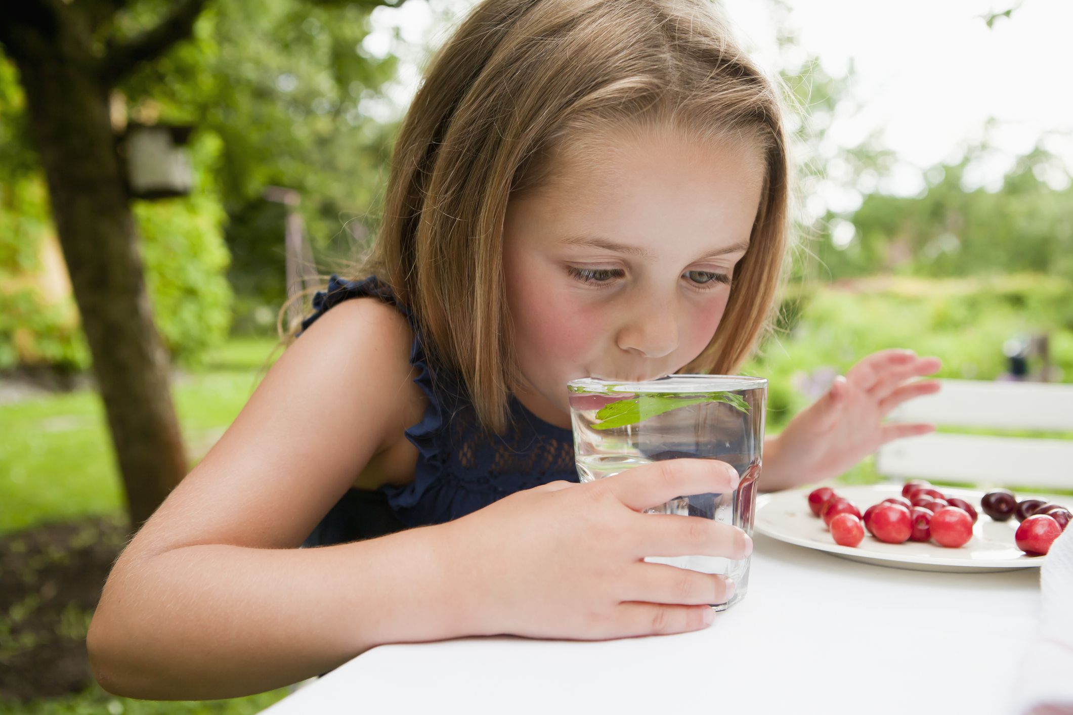 Пить воду после приема пищи. Питание и питье. Здоровое питье. Девушка со стаканом воды. Запивать еду.