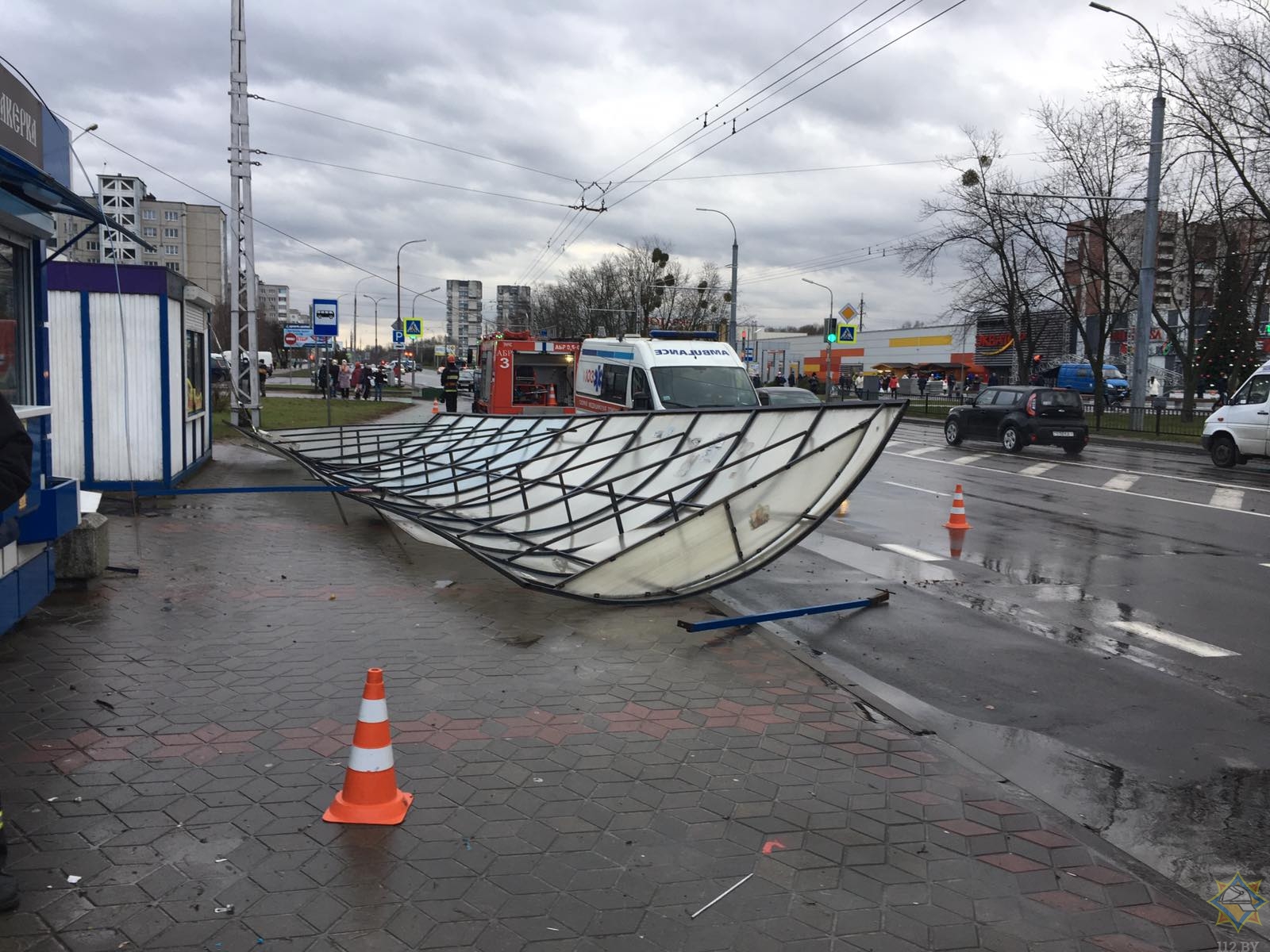 Последствия ветра. Остановка Брестская Беларусь. Непогодь. Шторм в РБ сорвал крышу с остановки г. Минск.