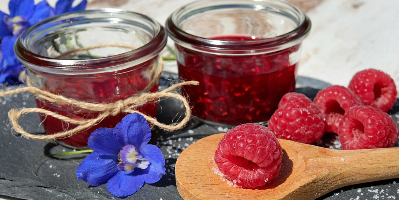 вкусное варенье из малины и мяты в банке