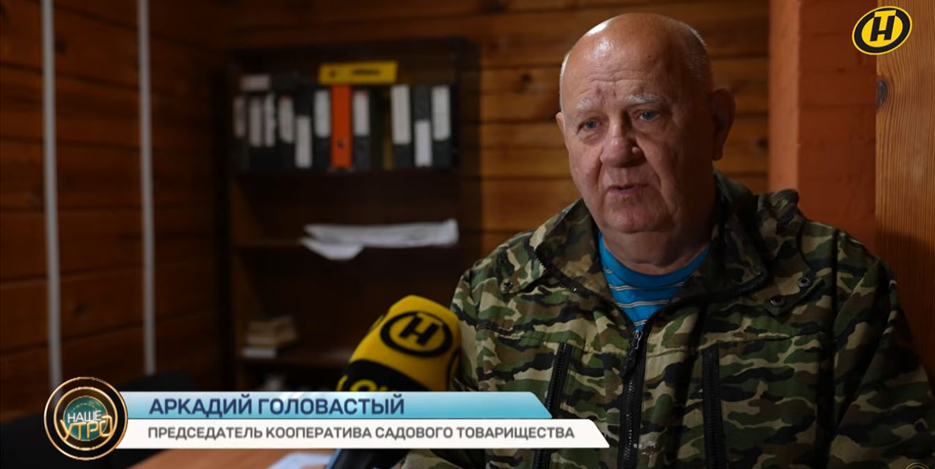Мужчина рассказывает, кто в садовом товариществе должен вывозить мусор