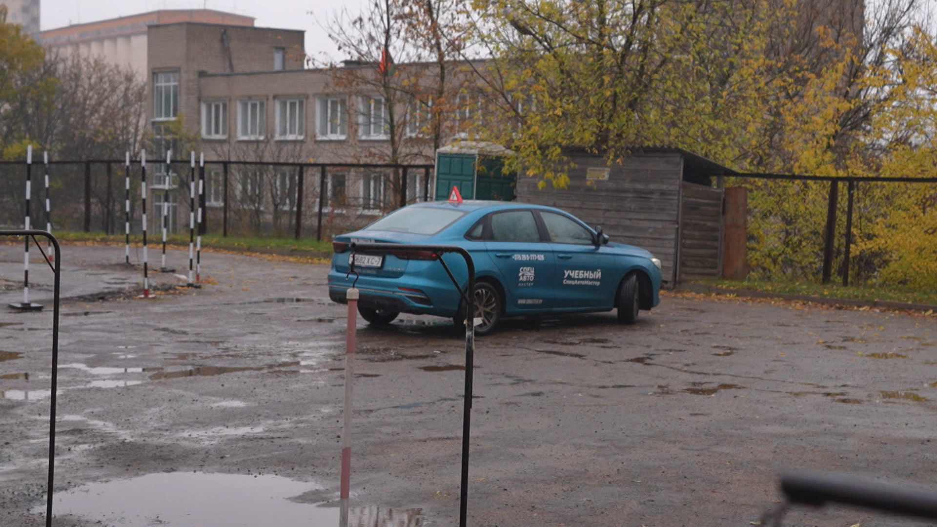 учебный автомобиль на учебной площадке