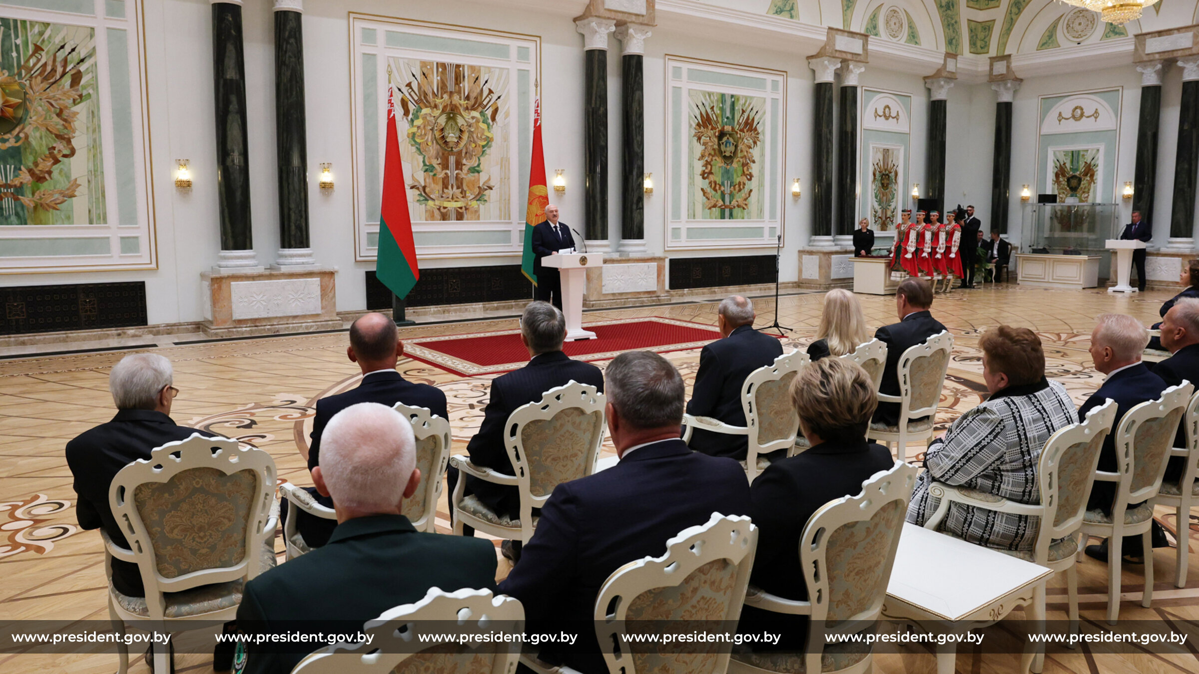 Глава государства поблагодарил всех награжденных за то, что они делают для страны, за честный труд, талант, бессонные ночи и работу без выходных 